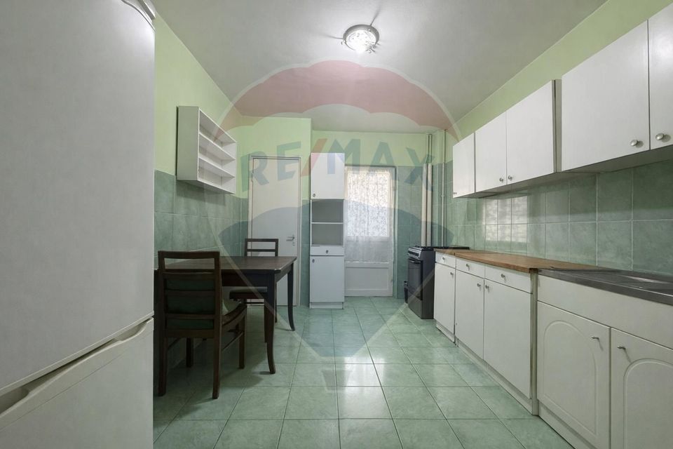Apartament 4 camere, etaj 1, decomandat, zona centrală