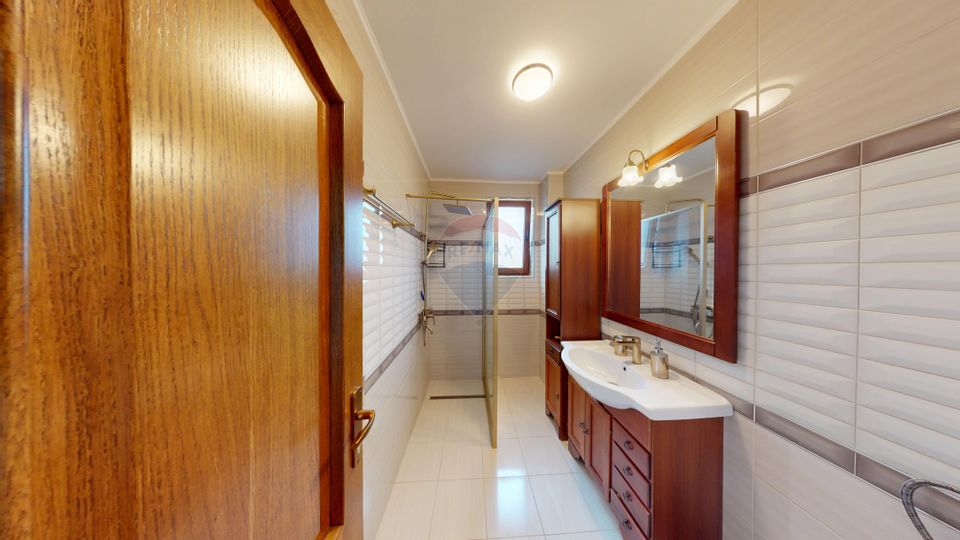 Casă / Vilă de Lux cu 5 camere de vânzare