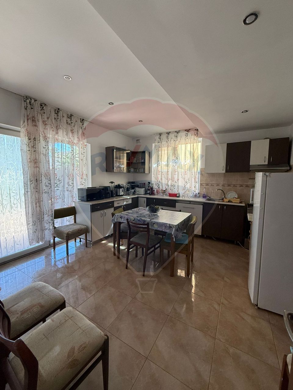 Casă / Vilă cu 9 camere de vânzare în zona 1 Mai