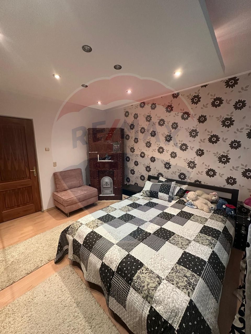 Casă spațioasă 6 camere, 2 băi, garaj spatios și terasă