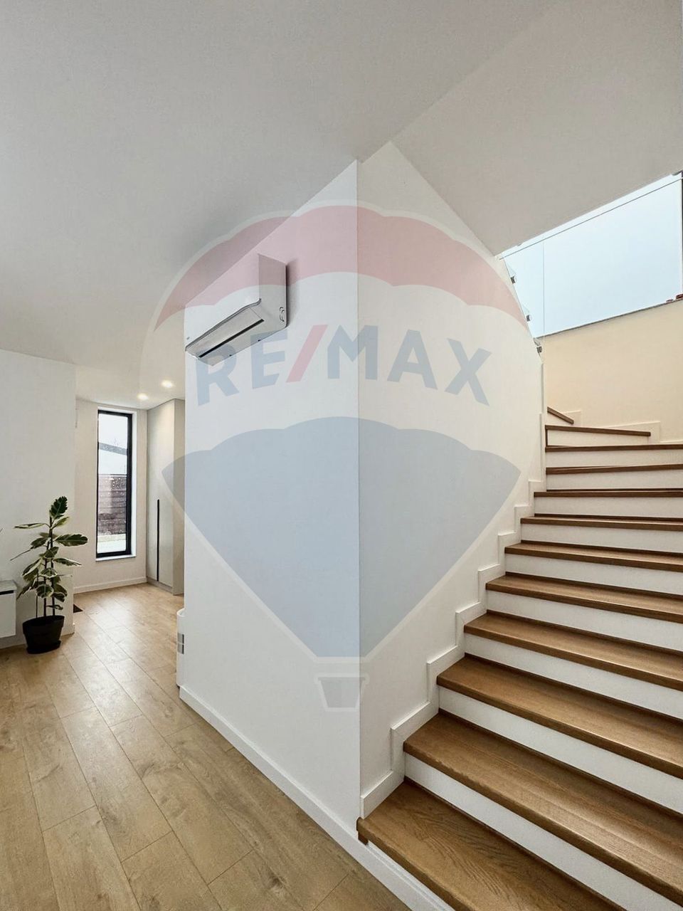 House / Villa for sale in Mogosoaia, shop, bus, utilities