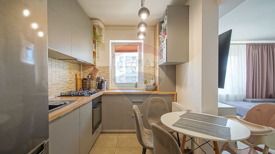 Apartament cu 2 camere și boxă de vânzare la Top City în Tractorul