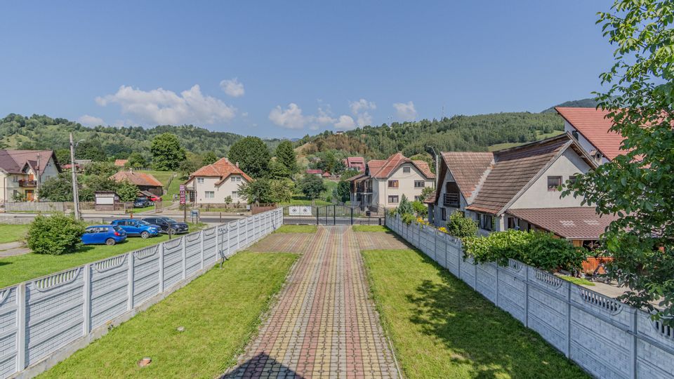 Casă / Vilă cu 10 camere de vânzare in Moieciu de Jos