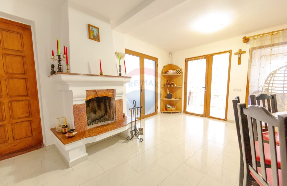 Casă spațioasă cu garaj dublu, foișor și curte amenajată