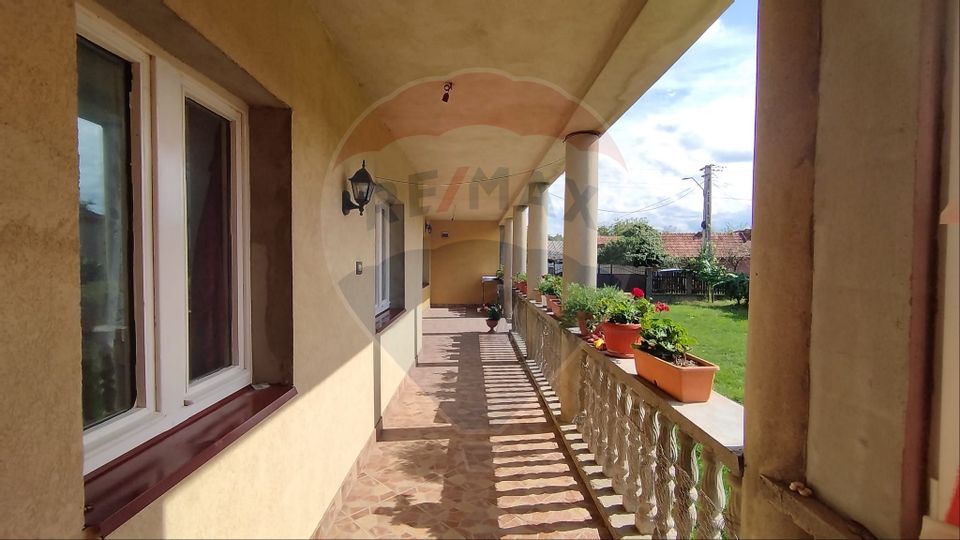 Casă de vânzare cu  teren de 3.869 mp în Cosniciu de Jos /Ip, Sălaj