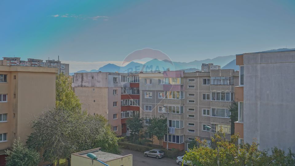 Apartament cu 3 camere de vânzare în Tractorul, Str. Independentei