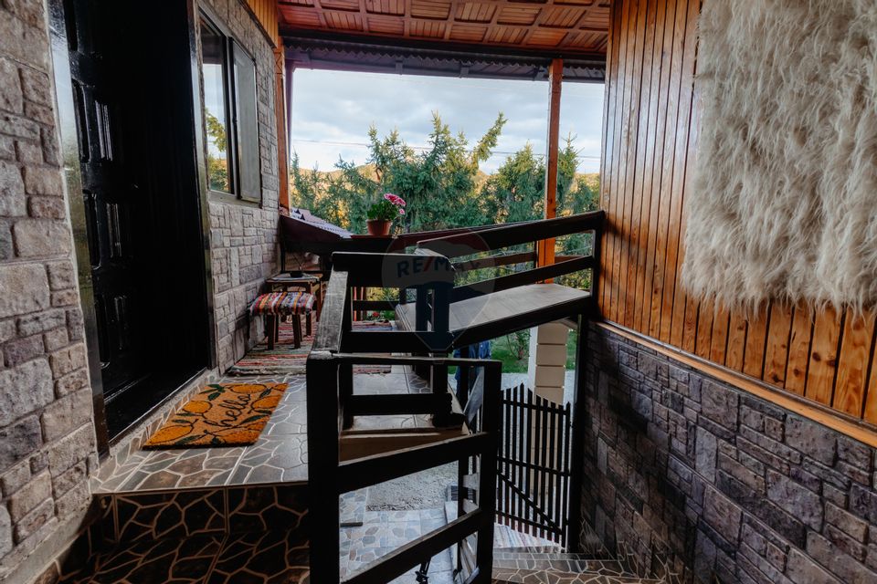 Vânzare pensiune renovată 2025 – 6 camere, Corbșori (Poenari)