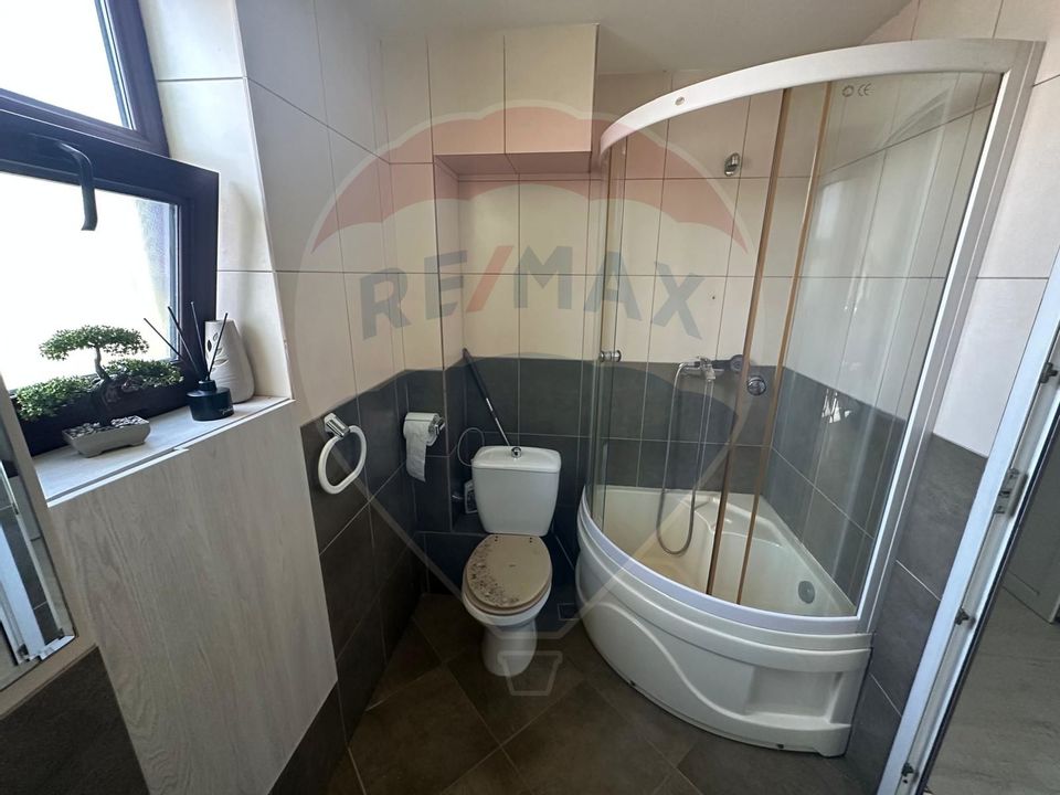 Apartament cu 4 camere de vânzare în zona Rovine