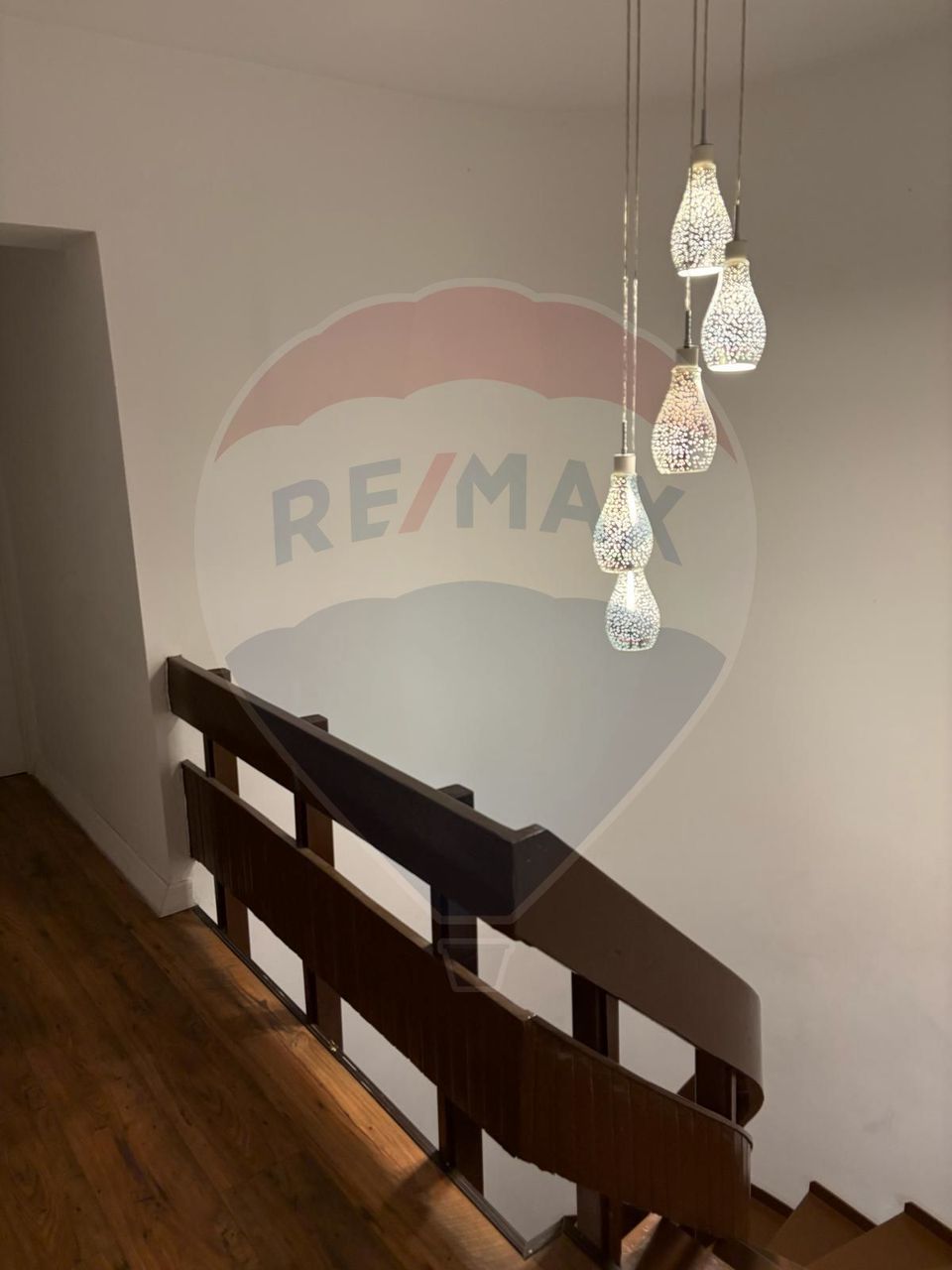 Apartament cu 4 camere de vânzare în zona Central