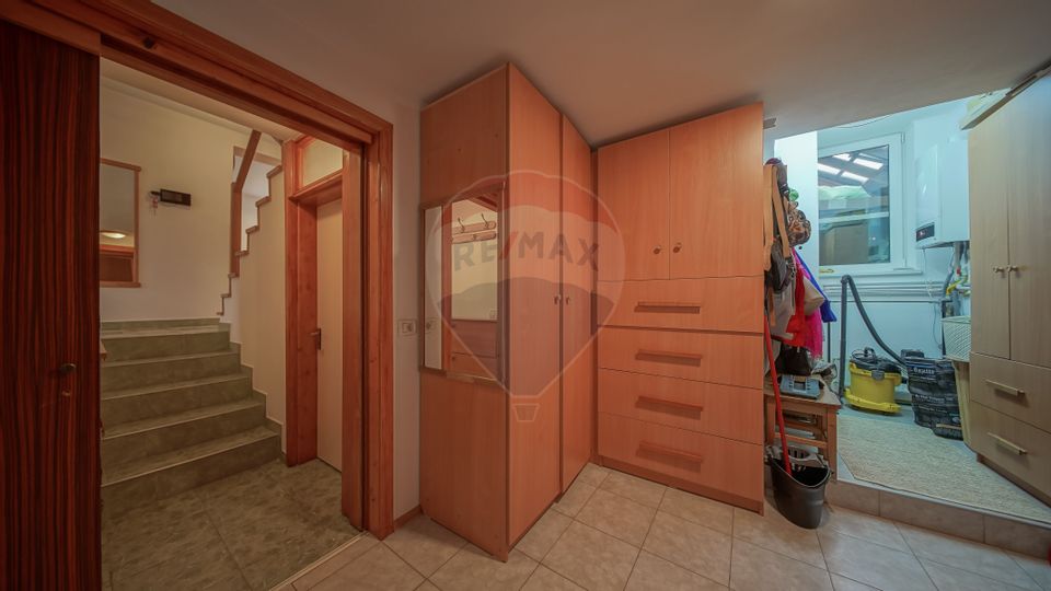 Vilă cu 6 camere de vânzare în zona Primaverii, Râșnov - Comision 0