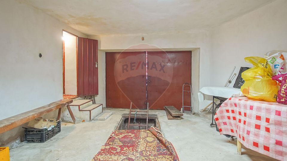 Proprietate cu 2 apartamente și garaj, Schei