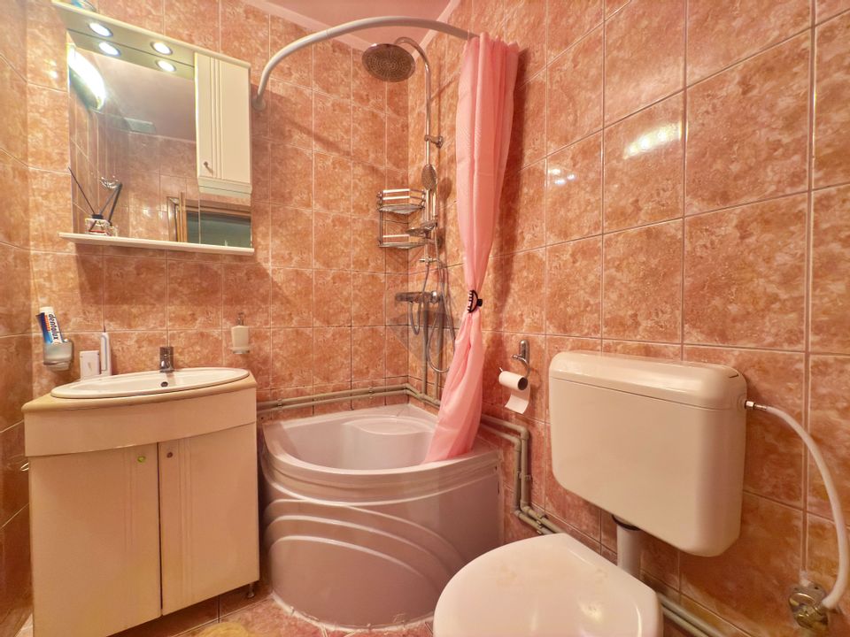 Apartament decomandat cu 4 camere de vânzare în loc. Vladimirescu