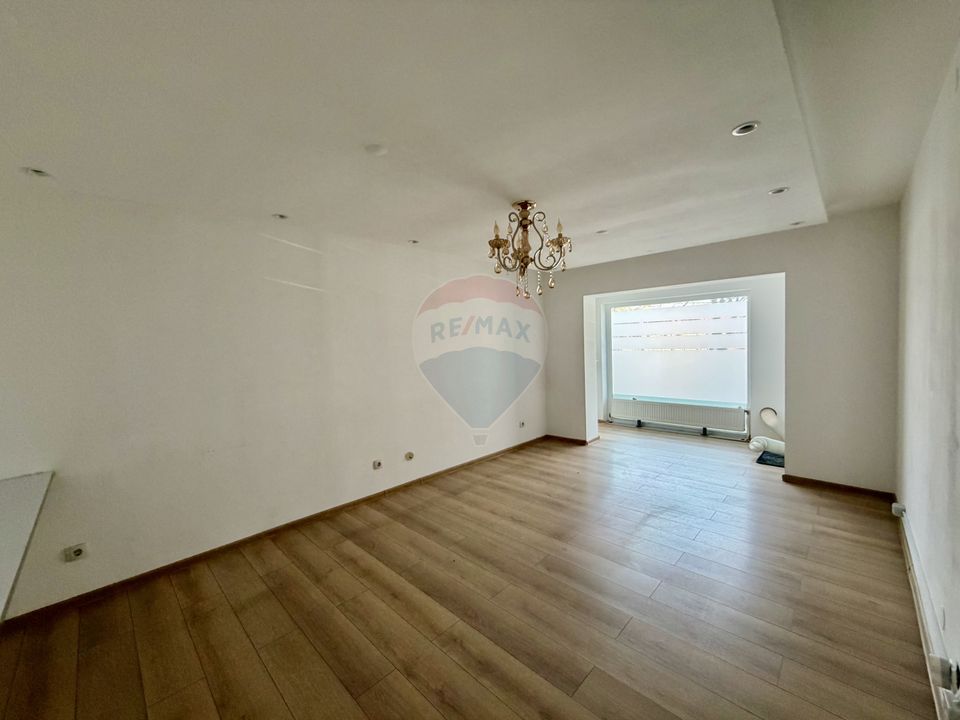 100sq.m Commercial Space, Central area