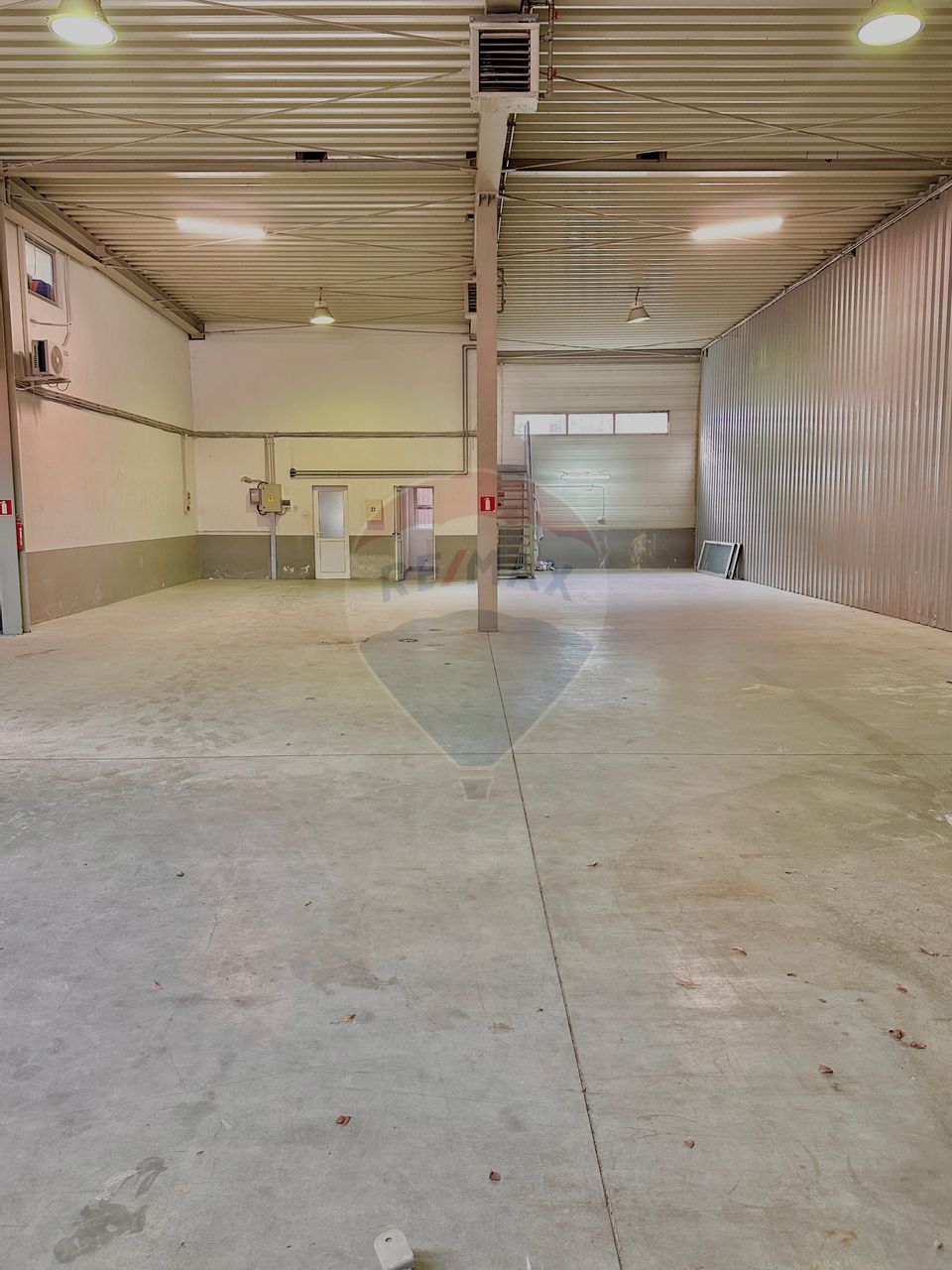 Hala de închiriat cu birouri în zona Micalaca