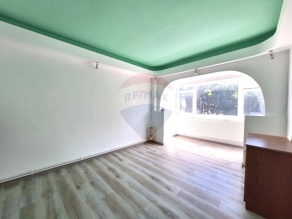 Apartament cu 3 camere de vânzare în zona Pod