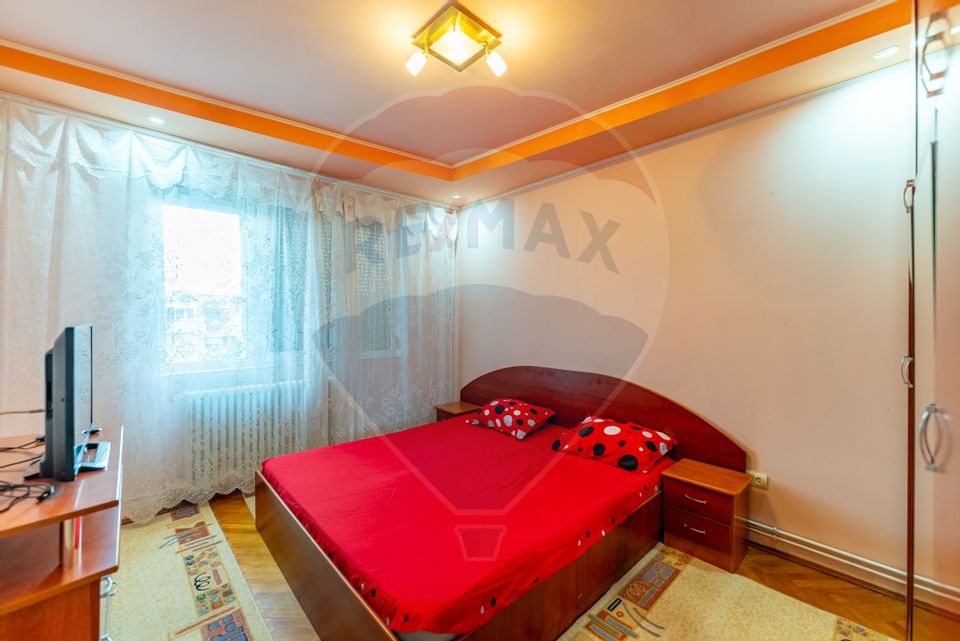 Apartament 4 camere de închiriat , ultracentral, centrală gaz