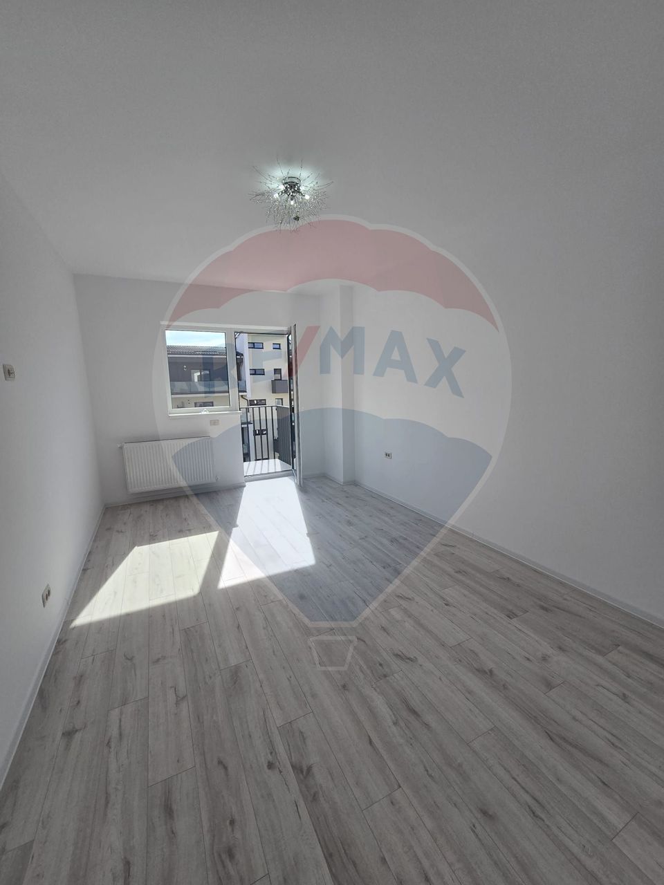 Apartament cu 3 camere de închiriat în zona Tractorul