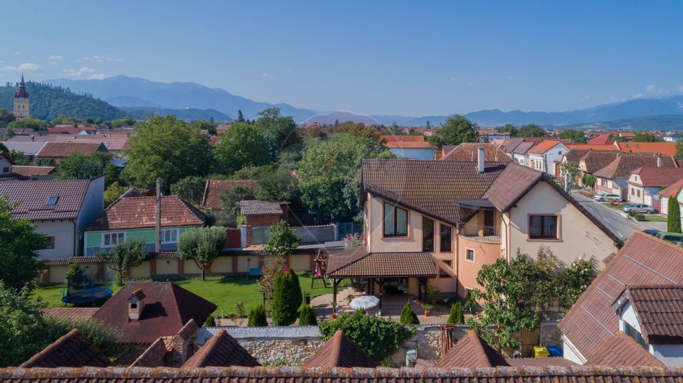 Elegant house, wine cellar, view of the mountains and peak. Postăvaru