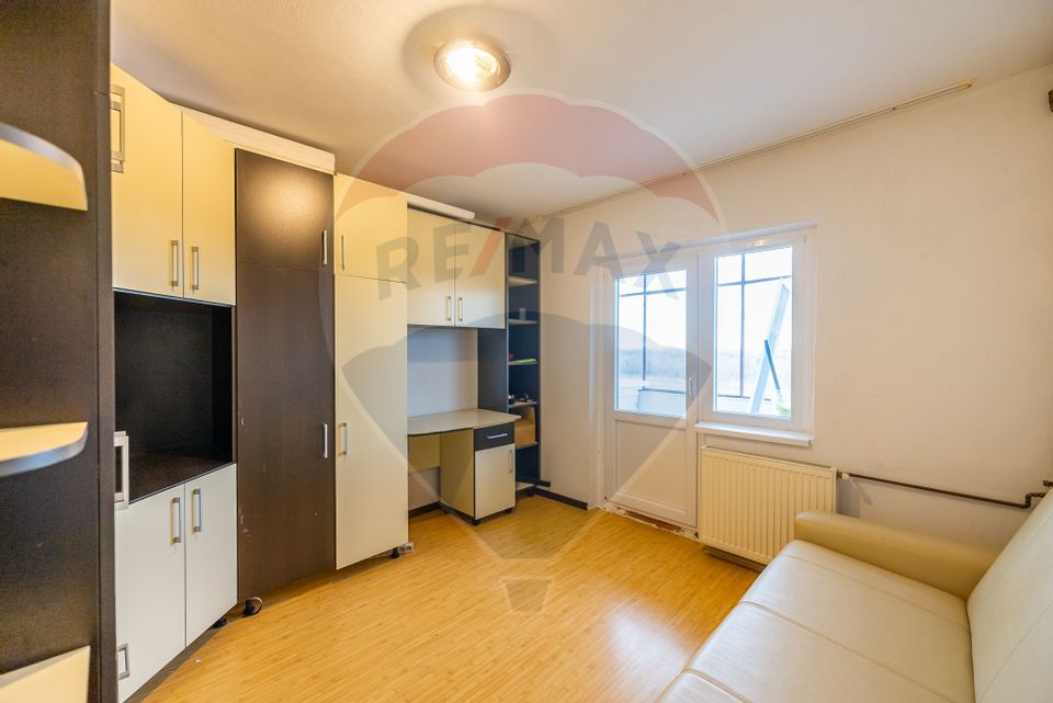 Apartament cu 3 camere de vânzare în zona Alfa