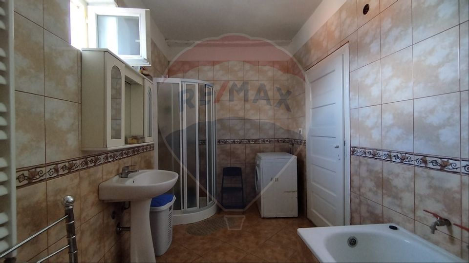 Casă de vânzare cu  teren de 3.869 mp în Cosniciu de Jos /Ip, Sălaj