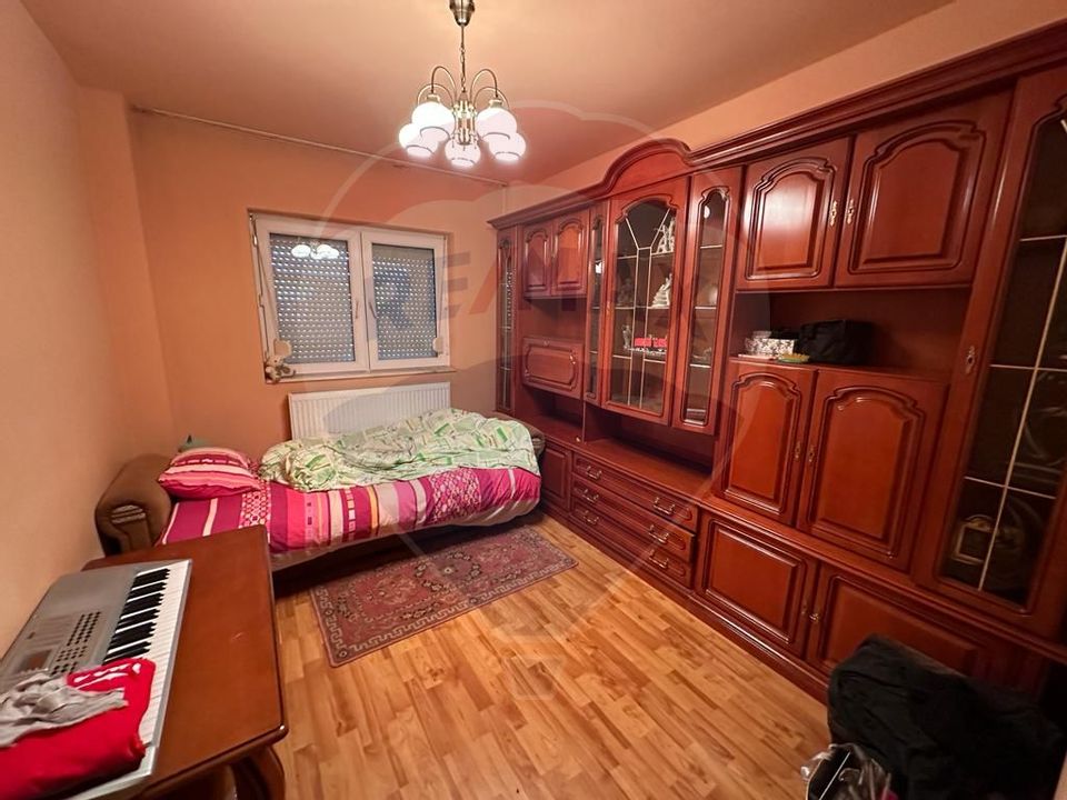 Apartament cu 4 camere de închiriat în zona Ultracentral CHISINEU CRIS