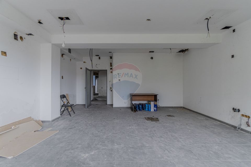 Cladire de 902 mp utili de vânzare, zona Grivitei - DN 13, COMISION 0