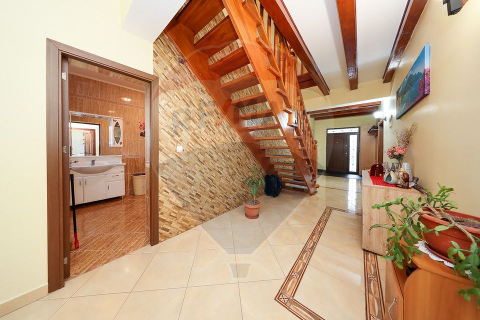 Casă 4 camere, mobilata si utilata, 2 389 m². teren, Sanpetru!