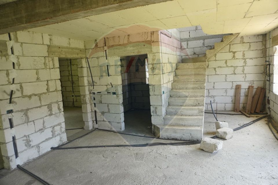 Casă cu 5 camere de vânzare, Moisei