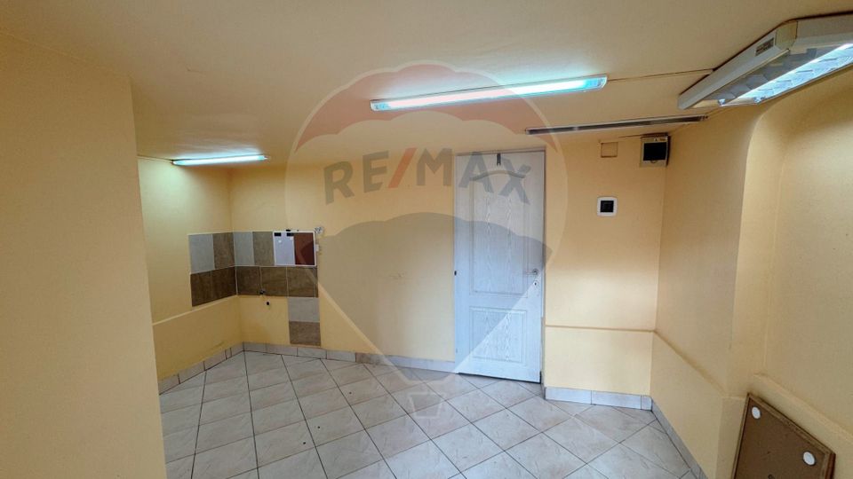 13.6sq.m Commercial Space, Ultracentral area