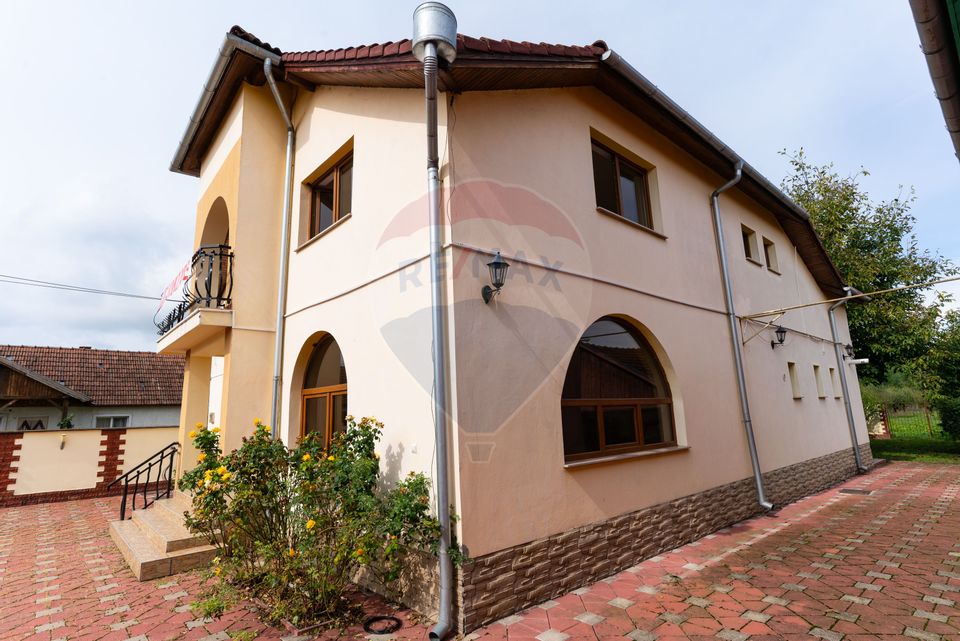 Vila /Pensiune 6 camere in Cristur, jud Hunedoara