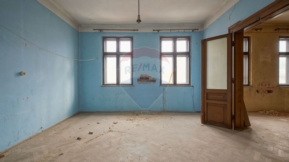 Vilă pe str Alexandru Ioan Cuza, 10 camere, S + P + E, teren 282 mp