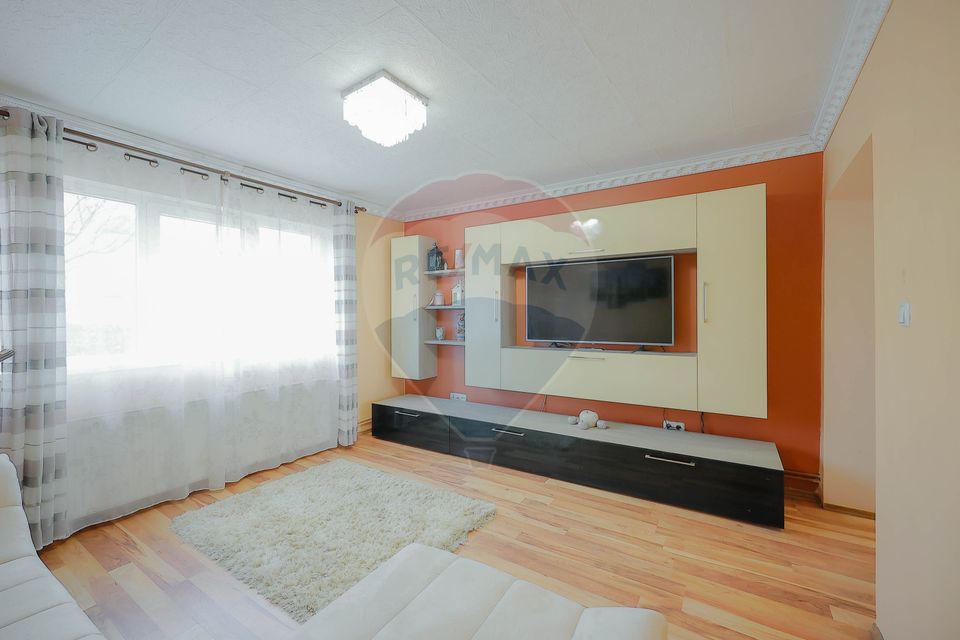 Casă familie mare Episcopia, 6 camere, garaj, curte 500 mp, de vânzare