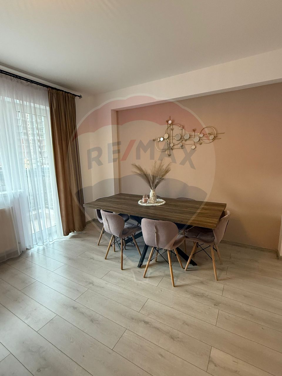 Apartament cu 3 camere, 2 bai și loc de parcare