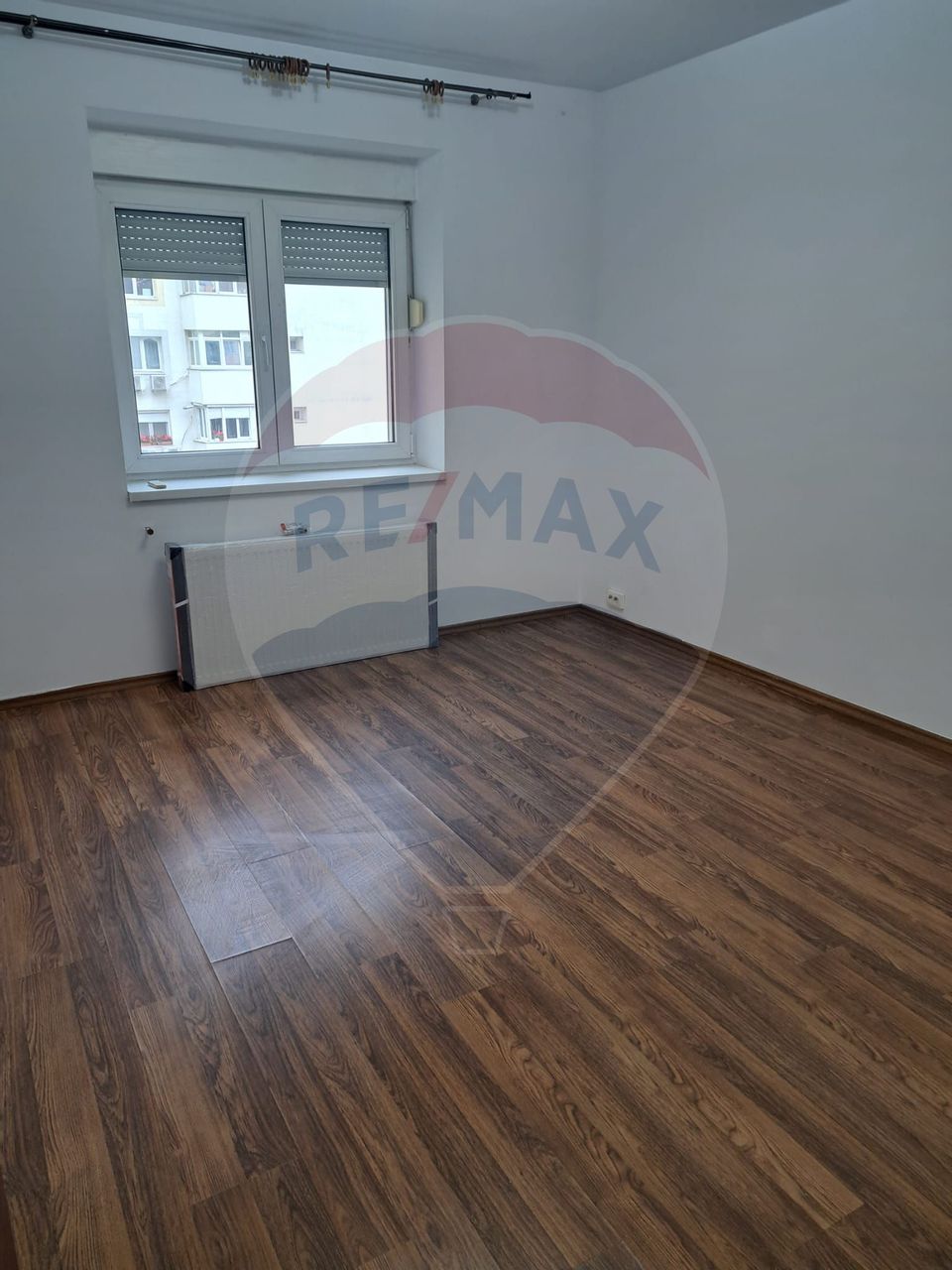 Inchiriere apartament cu 3 camere Tei semimobilat imobil 1983