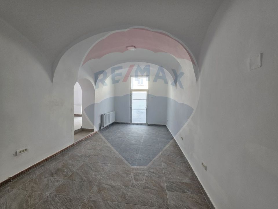 80sq.m Commercial Space for rent, Ultracentral area