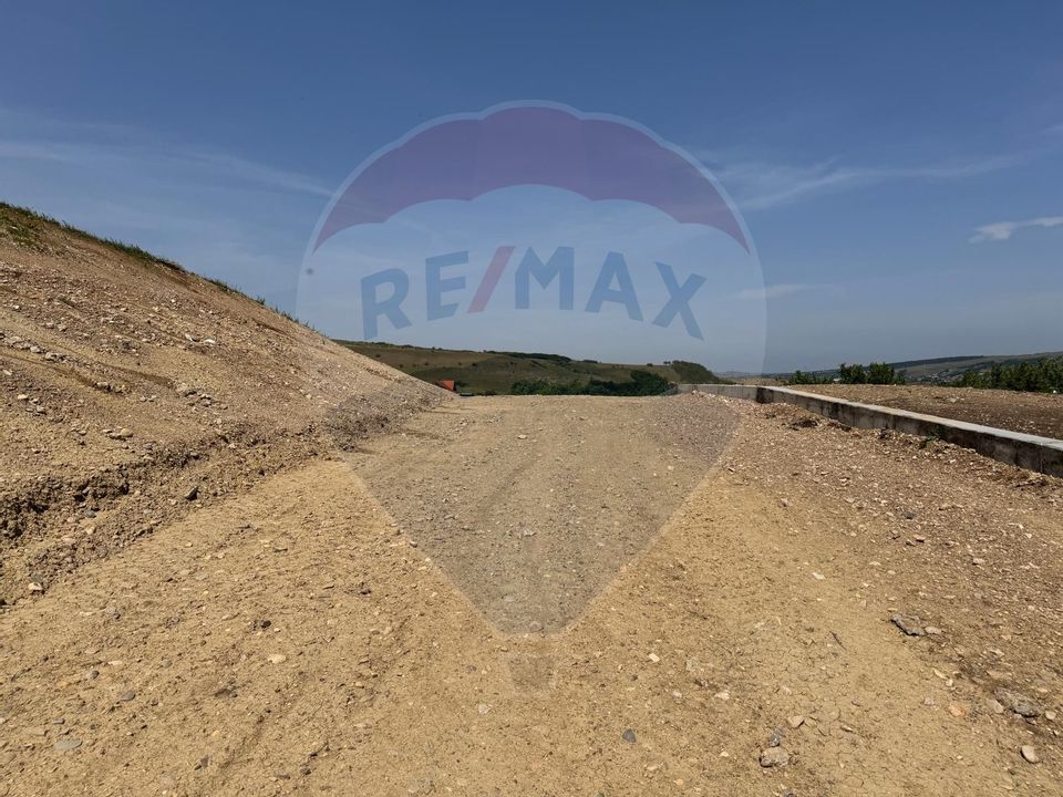 Land 569sqm Sub Coasta / Strada Principala