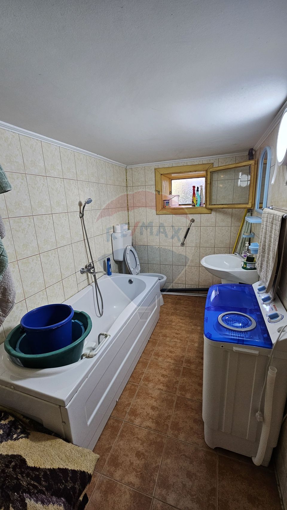 Casă / Vilă cu 3 camere de vânzare-Cacica-Suceava