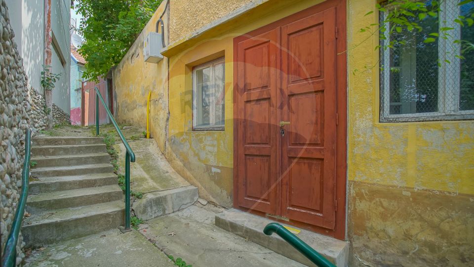 OFERTĂ REZERVATĂ! Casă renovabilă în Schei