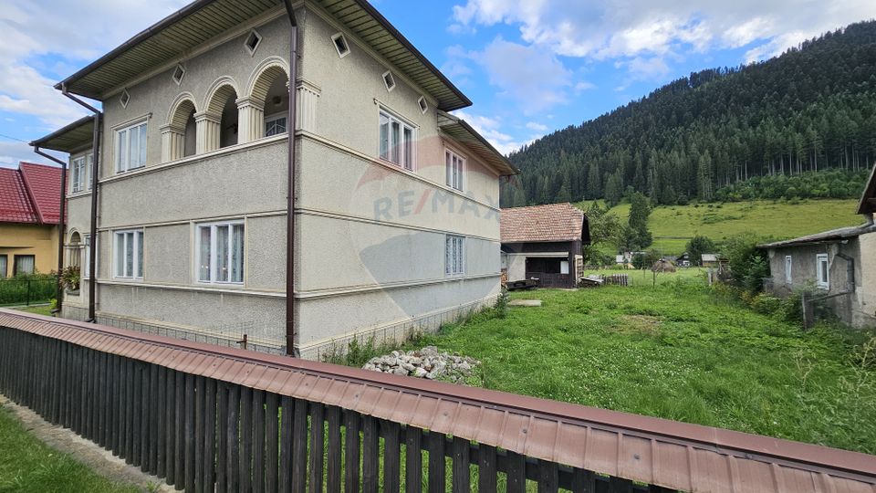 Casa 225 mp, teren intravilan 4822 mp C. Moldovenesc, Suceava