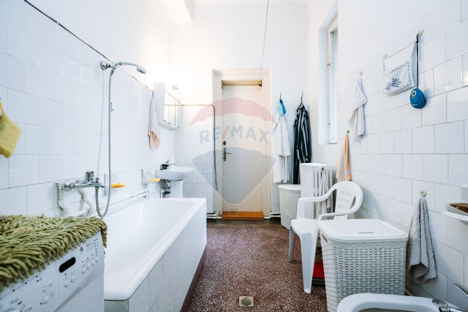 Apartament spațios cu grădină proprie într-o vilă interbelică renovată