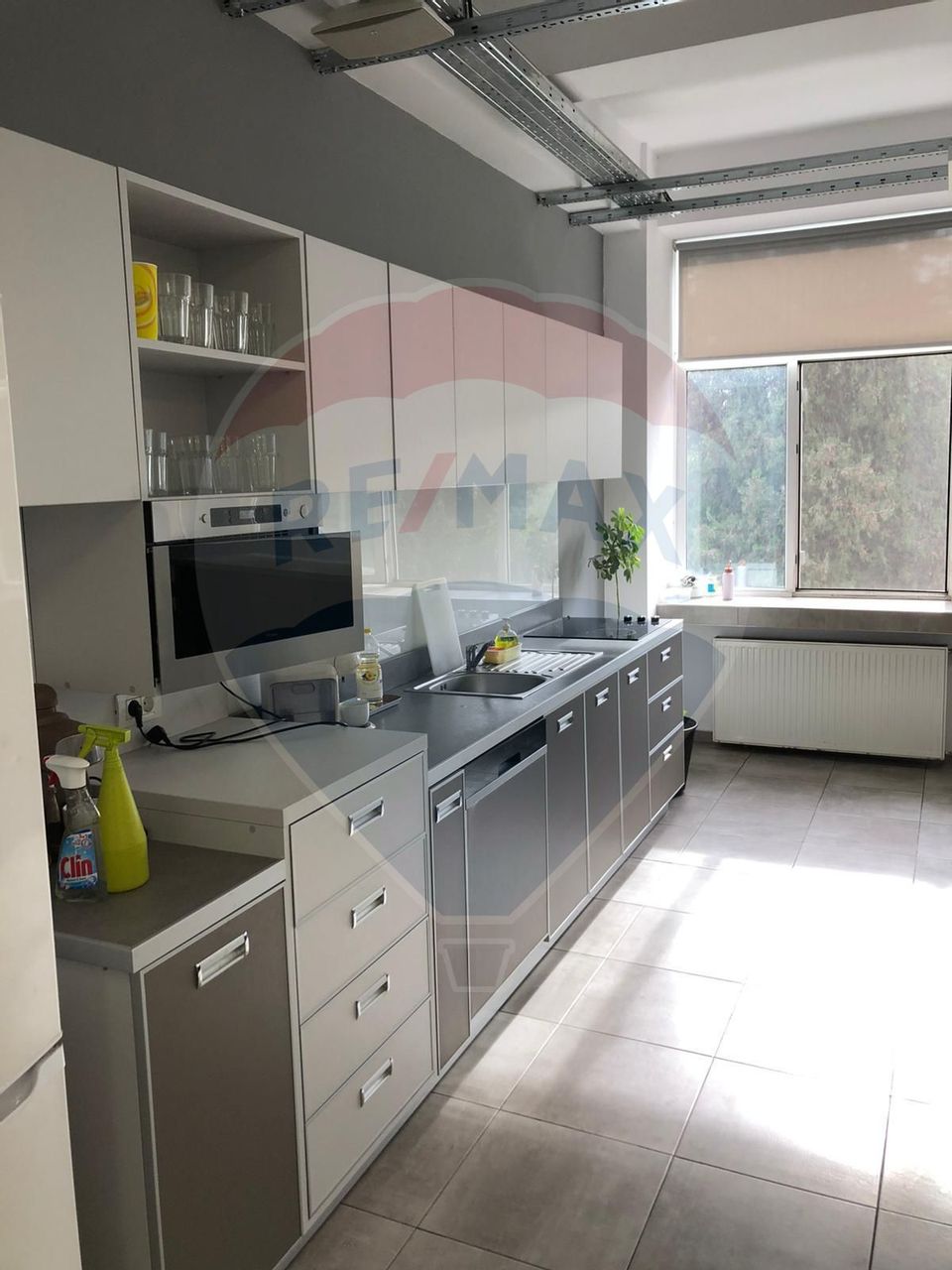 Spațiu de birouri de 4,000mp de vânzare în zona Industriilor