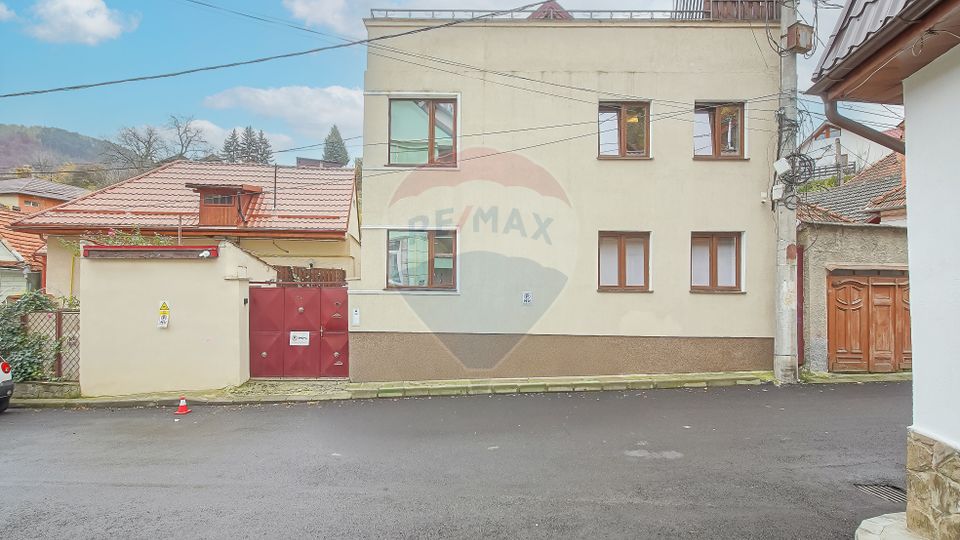 Casa cu 5 studiouri independente, terasa rooftop, vedere montana