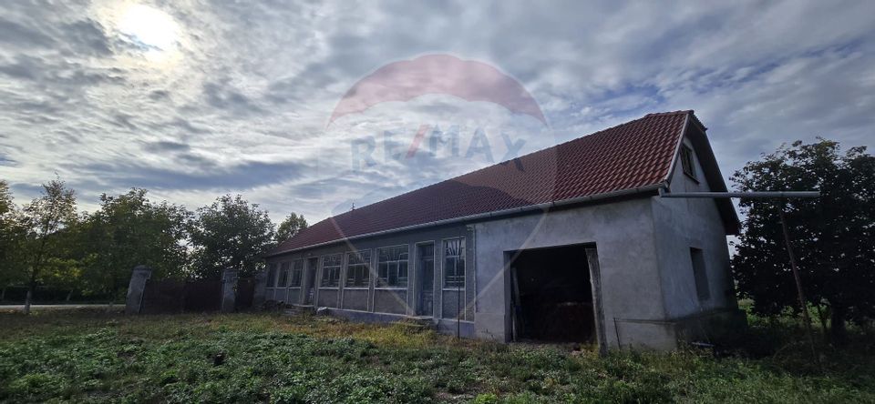 Teren si casă cu teren generos în Socodor