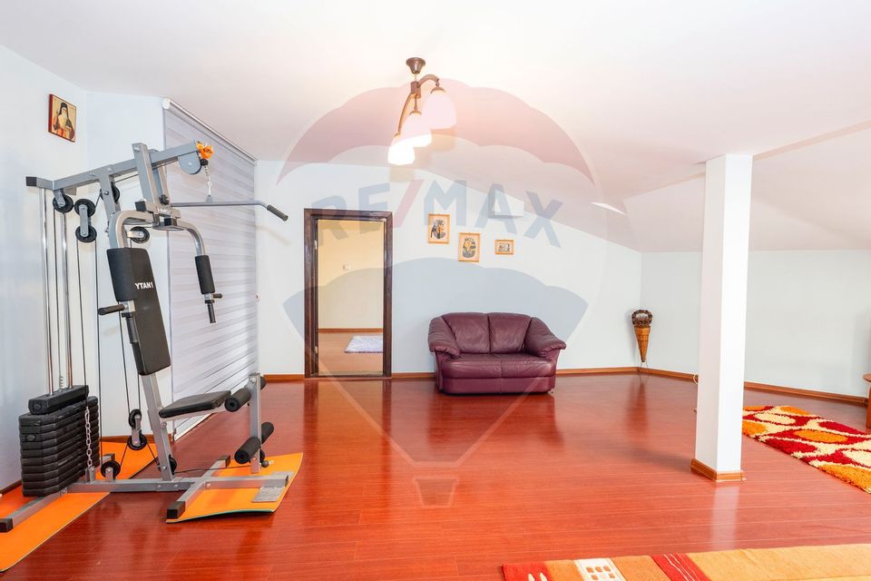 Casa 5 camere + spațiu comercial  zona centrala