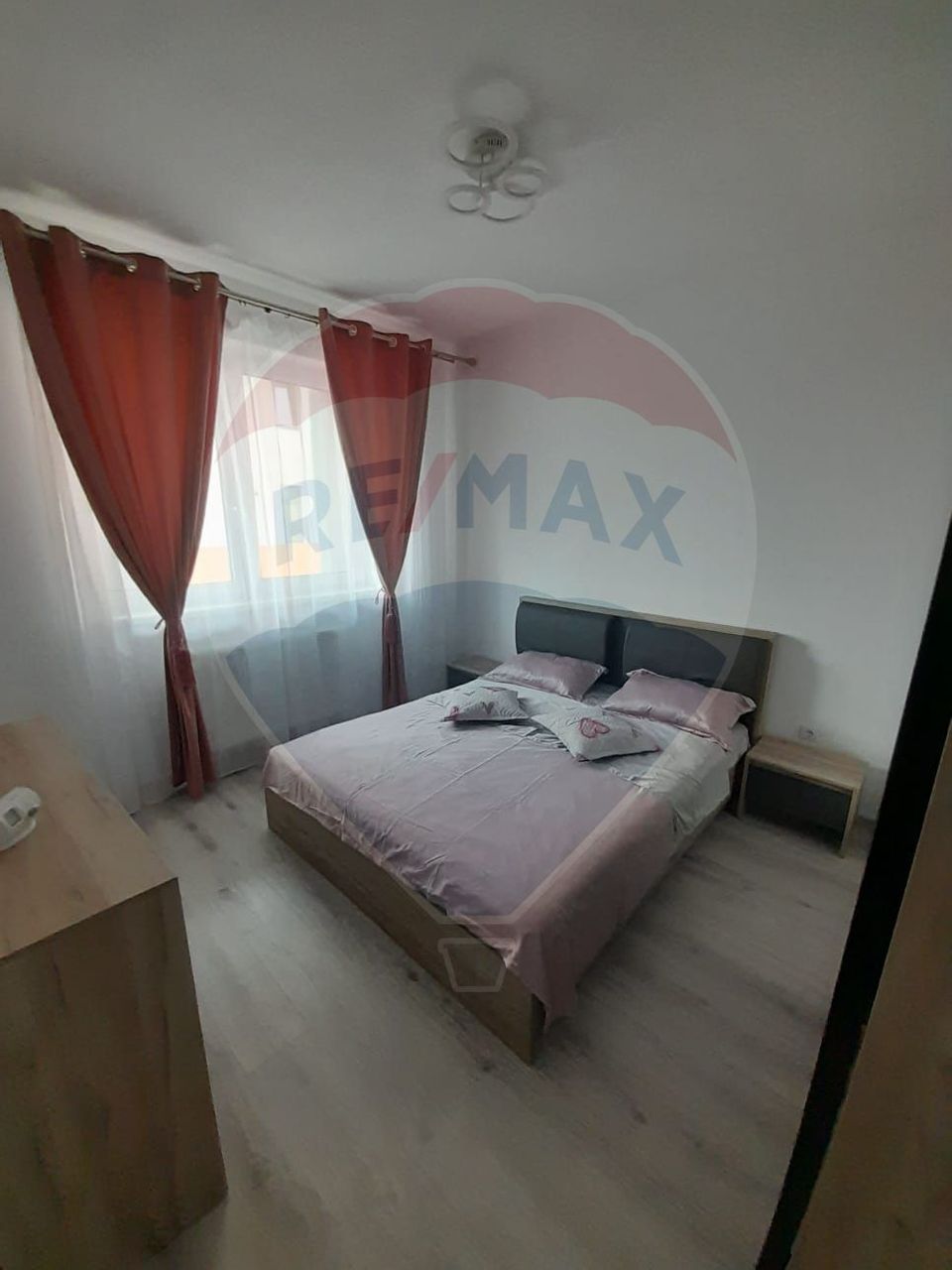 Apartament cu 3 camere de închiriat în zona Vest
