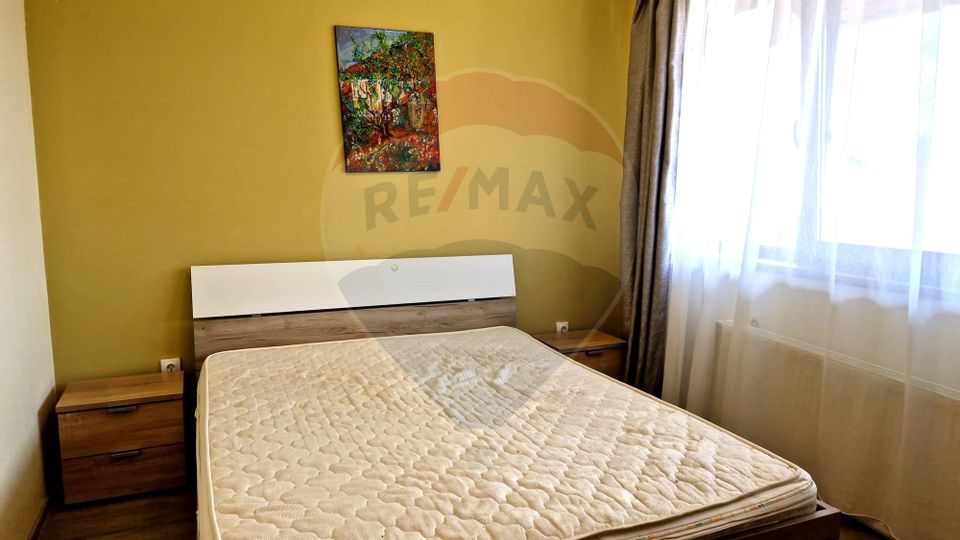Apartament cu 3 camere de închiriat