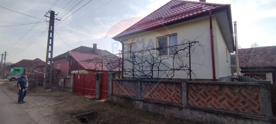 Casă /vilă de vânzare cu teren 1352 mp. central  loc. Petrindu / Sălaj