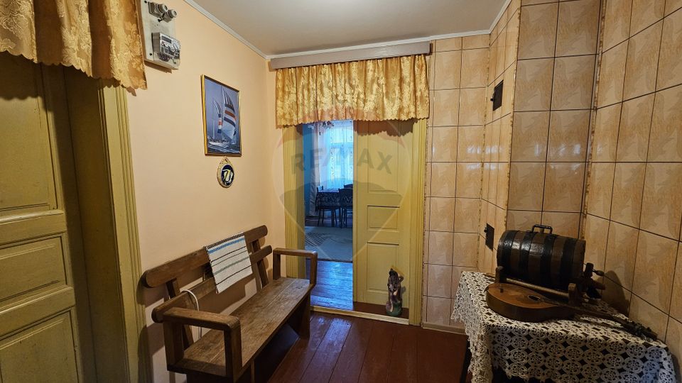 Casă / Vilă cu 3 camere de vânzare-Cacica-Suceava
