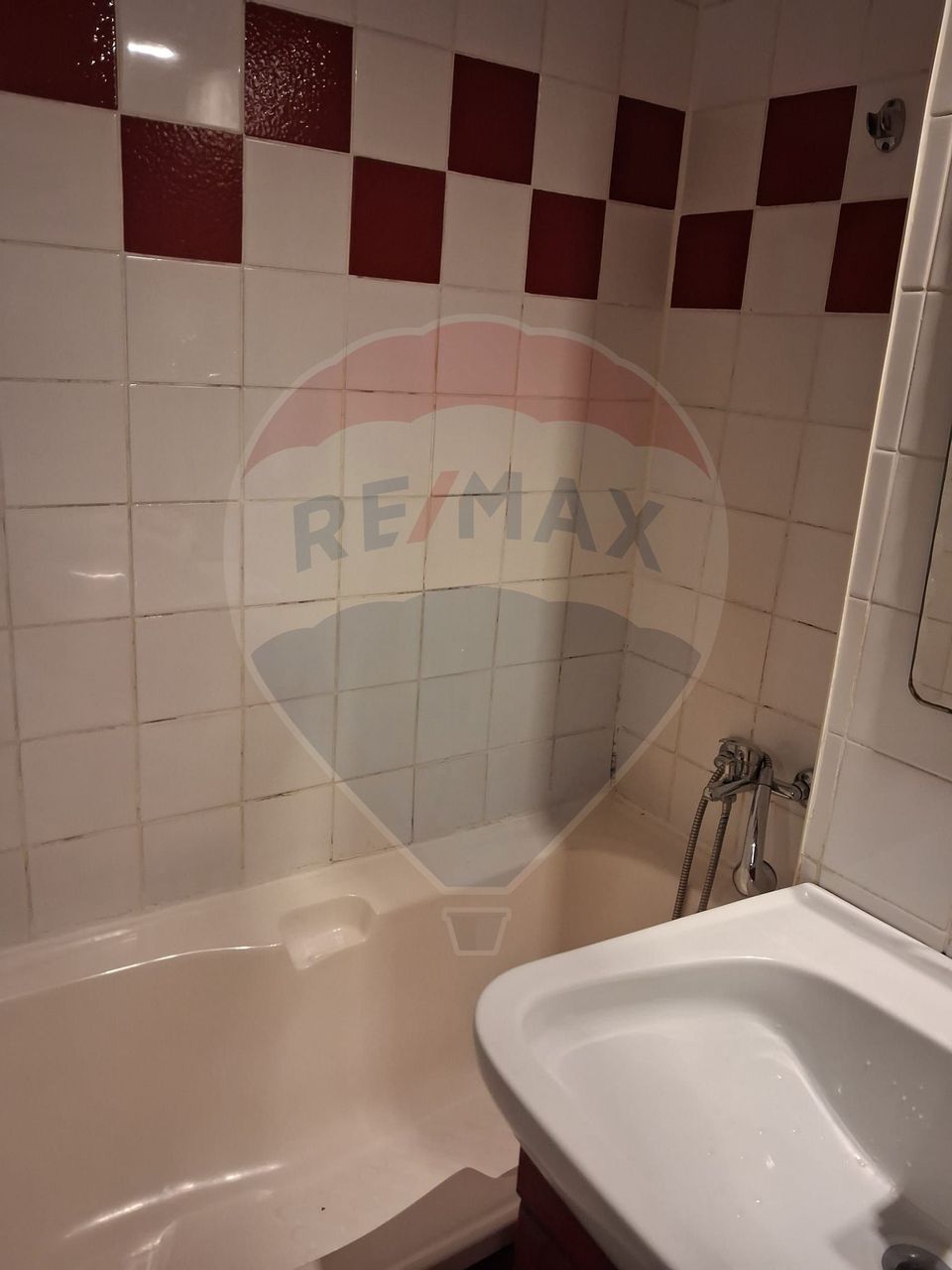 Apartament cu 4 camere de vânzare în zona Iosia