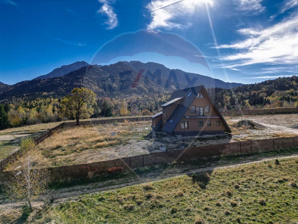 Vilă tip A-Frame, pe un platou montan, vedere panoramica catre Bucegi